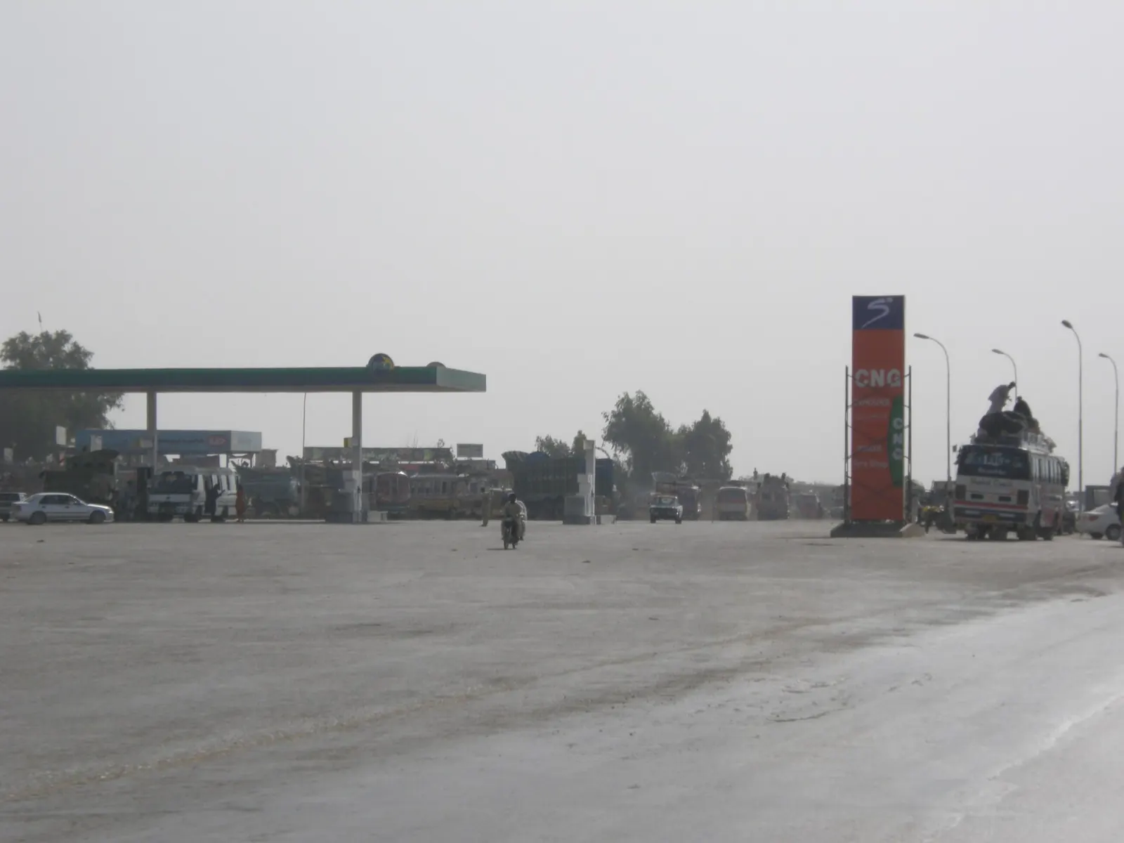 A Pakistan State Oil petrol and CNG station in Hyderabad, Sindh