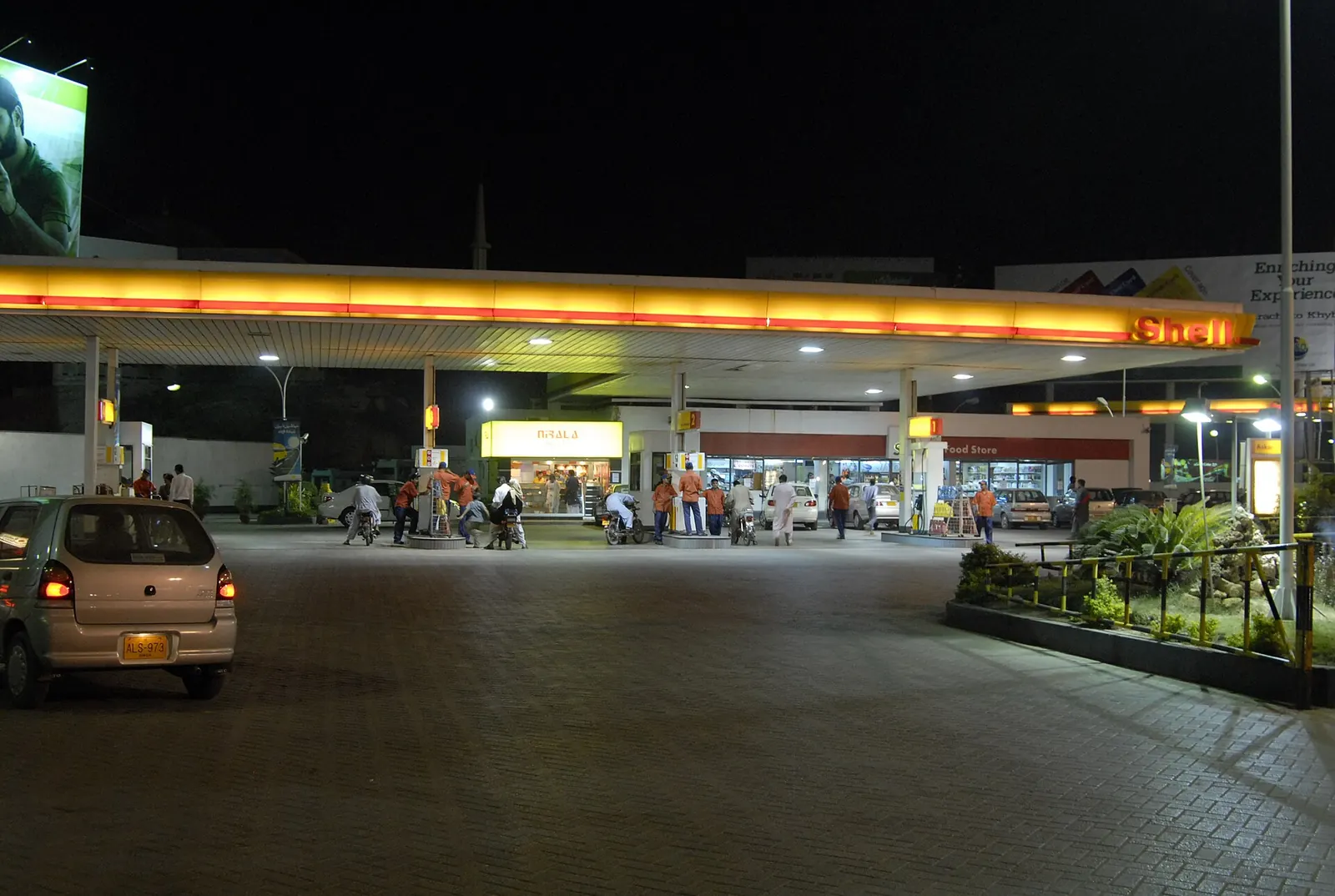 A Shell fuel station in Karachi at night